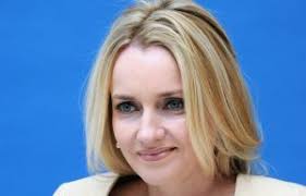 How old is Sara Davies and what's her net worth?