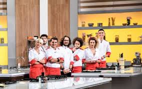 De data aceasta, denisa a ales să îşi încerce norocul în faţa chefilor cu o reţetă în premieră pentru cei trei juraţi şi anume savarine cu dulceaţă de trandafiri. ReacÅ£ia Lui Chef Dumitrescu DupÄƒ Ce A Ratat Finala Chefi La CuÅ£ite Pentru Prima DatÄƒ A DezvÄƒluit Care A Fost Marele Minus