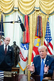 Trump firma órdenes ejecutivas contra la ciudadanía por derecho de nacimiento