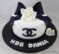 Torta Chanel Bianca E Nera Con Rose E Fiocco In Pasta Di Zucchero Per Un Compleanno Torte Torta Di Rose Torte Di Compleanno Numero