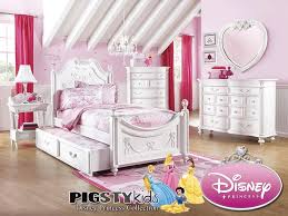 This romantic gift set features three of girls' favorite disney princess couples, all dressed up in their wedding best. Disney Princess Daybed