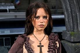 Jenna Ortega Keeps Bleached Eyebrows in Latest Gothic Look ...