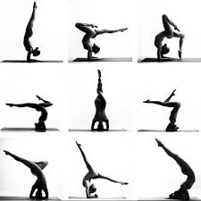 La sofisticada ropa para yoga ha pasado a un segundo plano, ahora lo que se lleva es practicarlo al desnudo. Yoga Al Desnudo Como Aprender A Practicarlo
