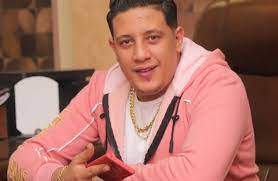 قدم أحد المحامين بلاغا للنائب العام المستشار حماده الصاوي ضد مطرب المهرجانات حمو بيكا وفرقته بعد ظهور بيكا وفرقته صباح اليوم وهم باحد الكافيهات يدخنون الشيشه وبمكان مزدحم غير مكترثين بتعليمات الدوله التي تلزم الجميع. Ø´Ø§Ù‡Ø¯ Ø­Ù…Ùˆ Ø¨ÙŠÙƒØ§ ÙŠØºØ¶Ø¨ Ø§Ù„Ø¬Ù…Ù‡ÙˆØ± Ø¨Ø³Ø¨Ø¨ Ù…Ø§ Ø·Ù„Ø¨Ù‡ Ù…Ù† Ø§Ù„Ø£Ø·Ø¨Ø§Ø¡ Ø¯Ù†ÙŠØ§ Ø§Ù„ÙˆØ·Ù†