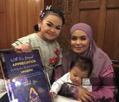 Siti nurhaliza, baru saja melahirkan anak. Anak Saudara Ikut Jejak Siti