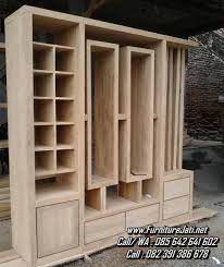 Model dan desain untuk ruang tamu tidak hanya harus mengandalkan dan mengedepankan fungsi, tetapi juga harus memenuhi standar estetika. Partisi Sekat Ruang Tamu Minimalis Jati Jepara Furniture Jati Jepara