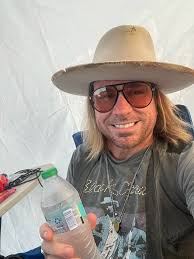 Stay cool and do what you love 👊🏼 Hope you're rounding out the weekend  with positive vibes and gratitude! ♥️