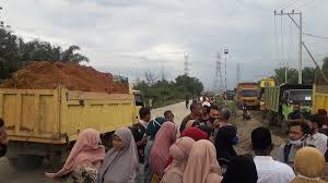 Kemudian akupun bergegas masuk ke kamar mandi untuk onani. Gara Gara Debu Dan Muatan Truk Berceceran Jalan Ke Pltu 3 4 Diblokir Ini Sikap Perusahaan Serambi Indonesia
