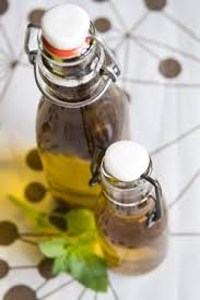 Recettes Huile Aromatisee Minute Aux Huiles Essentielles De Basilic Et De Citron By Le Confi Huile Aromatisee Huile Essentielle Citron Poisson En Papillote