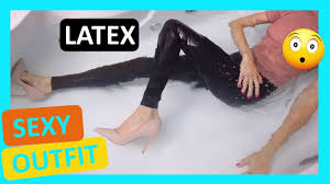 It only takes a bit of electrical crosstalk to get a glitch like this. Sexy Latex Girl In The Bath Youtube