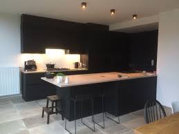 moderne zwarte keuken met massief houten werkblad op maat gemaakt door ferzo thuisdecoratie keukens keuken op maat