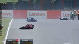 La dinamica e la ricostruzione dell'incidente capitato a jason dupasquier è da brividi. Terribile Incidente Al Mugello Nelle Qualifiche Del Gp Italia Di Moto3 Dupasquier Soccorso In Pista