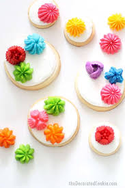 Practice does really help, but i'd like to show you some really easy ways to decorate using your standard piping tips. Russian Piping Tips How To Use Decorating Tips On Cookies And Cupcakes