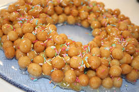 Gli struffoli sono delle palline di una pasta ottenuta mescolando farina, uova, zucchero, liquore all'anice, zeste di agrumi e poi fritte. In Cucina Con Francy Struffoli Napoletani