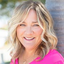 Elaine Travis's Instagram, Twitter & Facebook