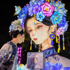 Upgraded and relocated! ✨ The stunning "Xia Yuhe" lantern set has moved to  the north bank of Jinan's Daming Lake, now with #AI voice interaction and a  delicate fragrance! 🤩 Visitors can