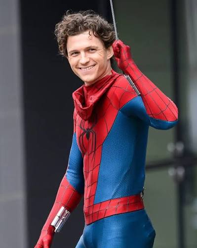 El actor Tom Holland se ha enfundado el traje de Spider-Man por cuarta vez  para la nueva entrega de la saga, Spider-Man: Brand New Day. “Siempre es  divertido, pero en esta ocasión
