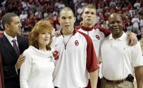 He made his 30 million dollar fortune with los angeles clippers. Tommy And Gail Griffin 11 Interesting Details About Blake Griffin S Parents
