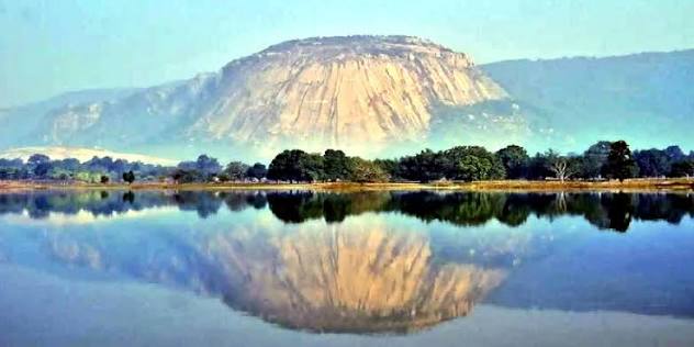 छत्तीसगढ़ के मधेश्वर पहाड़ को मिला 'विश्व के सबसे बड़े प्राकृतिक शिवलिंग' होने का गौरव, गोल्डन बुक ऑफ वर्ल्ड रिकॉर्ड ने दिया दर्जा