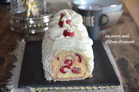 Buche A La Creme Patissiere Vanille Et Framboises Le Sucre Sale D Oum Souhaib Patissiere Creme Patissiere Vanille Buche De Noel Creme Patissiere