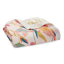 This blanket uses goes beyond cuddling, as it also makes a snuggly surface to lay your little one on no matter where the day takes you. Aden Anais Silky Soft Dream Blanket Kuscheldecke Marine Gardens Kidsroom De