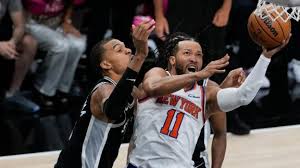Knicks, Brunson surge late to take down Spurs in Game 1