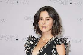 Style your sleek and smooth shaggy bob with sliced layers to give it chic and glamorous look. 2021 Bob Hairstyle 2021 How To Style The Shaggy Bob