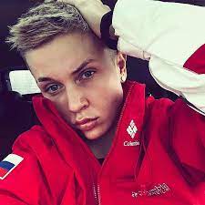 Это принесло ей славу в сети и привлекло внимание руководства телеканала. Pacanki 3 Sezon Kseniya Milas Sbezhala S Proekta V Shage Ot Finala Vokrug Tv