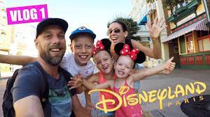 Hun ouders beloven ze deze keer niet te vergeten. We Gaan Naar Disneyland Vlog 1 Van 3 Dezoetezusjes Youtube