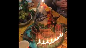 Geburtstag für jugendliche auf der überholspur. Dino Torte Mit Gummibarchen Einfachbacken Marcel Paa
