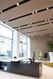 These days, interior design is all about making a space truly your own by mixing and matching different elements. Me Gusta La Idea De Techos Usando Otros Materiales Y Me Gusta Este Tipo De Luces Ceiling Design Modern Office Ceiling Design House Ceiling Design