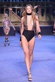 Eniko mihalik is a hungarian model is well known for ranking 4th in the elite model look 2002. Mihalik Eniko Attetszo Fehernemuben Vonult Az Etam Show Jan Marie Claire