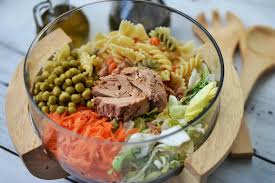 Se face un sos din: Salata De Paste Cu Ton Si Mazare BucÄƒtÄƒria Urecheatei