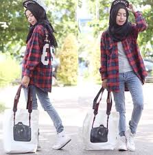 Model baju lebaran yang saat ini sedang populer dikalangan wanita adalah baju muslim modern dengan desain gamis, dress, ataupun pakaian casual lainnya. Tinggi Minimal Gaya Maksimal Cewek Cewek Mungil Akan Tampil Lebih Manis Dengan 7 Trik Fashion Ini
