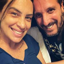 PRIMERA GIRA POR BOLIVIA Hace una semana todo era expectativa y ganas.  Desde que aterricé empezamos la recorrida. Radios, programas de TV,  gráfica, hasta conferencia de prensa y show. 7 días muy