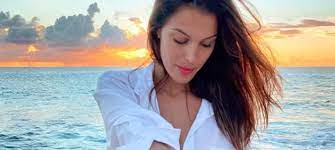 Samedi 19 décembre, tf1 diffusera miss france 2021 ! Iris Mittenaere Posing After Miss France 2021 Somag News