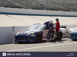 The nascar gander rv and outdoors truck series continued their march to the playoffs last friday at dover international speedway. Dover Delaware August 13 2017 Nascar Auto Fahrer Die Eingabe Durch Fenster Mit Pit Crew Auf Grube Zeile In Dover Motor Speedway Leer Steht Stockfotografie Alamy
