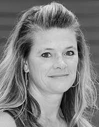 Kara Weis's Instagram, Twitter & Facebook