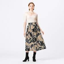We did not find results for: Linen Skirt With A Large Floral Print In Beige Hallhuber