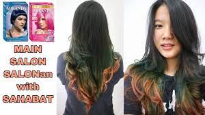 Rambut ombre adalah model pewarnaan rambut yang menghasilkan efek warna gradasi pada bagian rambut bawah yang lebih terang dibandingkan dengan rambut di bagian atas. Cara Mewarnai Rambut Ombre Sendiri