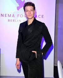 In the crown, elizabeth reveals to anne in light of the rumours, scotland yard is considering sending cross back to 'desk duties'. Daniel Donskoy The Crown Who Is The James Hewitt Actor In The Crown Tv Radio Showbiz Tv Express Co Uk
