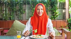 A) menyihatkan tubuh badan b) melatih diri berdisiplin c) kesihatan tubuh terganggu 8) suzana dan kawannya makan sambil berjalan. 8 Adab Makan Dan Minum Dalam Islam Ramadan Liputan6 Com