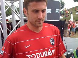 Zwölf tore und zehn vorlagen gelangen ihm im freiburger trikot. Neues Trikot Sc Freiburg Spielt Nadelgestreift Sc Freiburg Badische Zeitung