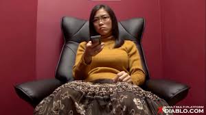 ビデオボックスオナニー盗撮！S女顔の眼鏡巨乳お姉さんがイカされ妄想クリ擦りアクメ | エッチな写真