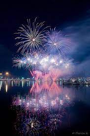 20 Incredible Photographs Of Fireworks Reflected In Water Fireworks Reflection Photography Reflection