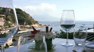 La sua storia ha inizio nel secolo scorso quando una delle finestre del locale diventa celebre, grazie a una canzone di salvatore giacomo a marechiaro. Nell Incanto Di Posillipo Tra Trattorie E Ristoranti Il Lato Goloso Della Spiaggia Di Napoli La Repubblica