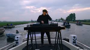 Animals ( 75 ) tremor ( 45 ) in the name of love ( 42 ) gold skies ( 41 ) scared to be lonely ( 41 ) more martin garrix statistics. Martin Garrixããªã©ã³ãéæ²³ã®ä¸ããdjã»ããã'ãå±ã' æ°ã©ã¤ãæ å Martin Garrix Live On Dutch Waters å¬é Block Fm