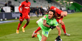 Maximilian arnold (vfl wolfsburg) wins a free kick on the right wing. Partie Leipzig Gegen Wolfsburg Um Einen Tag Verschoben Vfl Wolfsburg