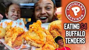 Eating Popeye's $4 Buffalo Tenders Basket with a Biscuit 🔥