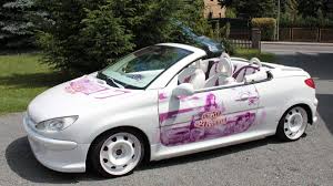 Modification des ampoules de plafonnier, coffre, boite à gants, lampe de lecture Tuning Szene Schriller Flugelturer Aus Frauenhand Bilder Fotos Welt